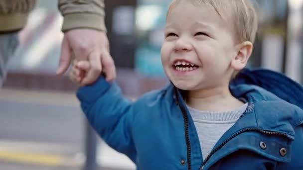 Kaukasisches Kleinkind Lächelt Fröhlich Händchen Haltend Mit Papa Auf Der — Stockvideo