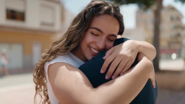 Genç Spanyol Çift Gülümsüyor Sokakta Birbirlerine Sarılıyorlar — Stok video