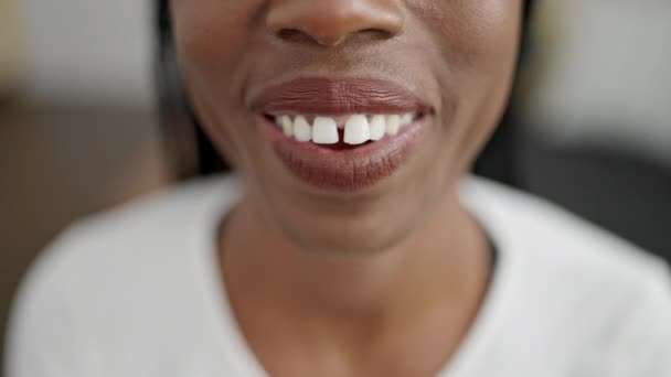 Африканська Американка Сидить Дивані Розмовляючи Вдома — стокове відео