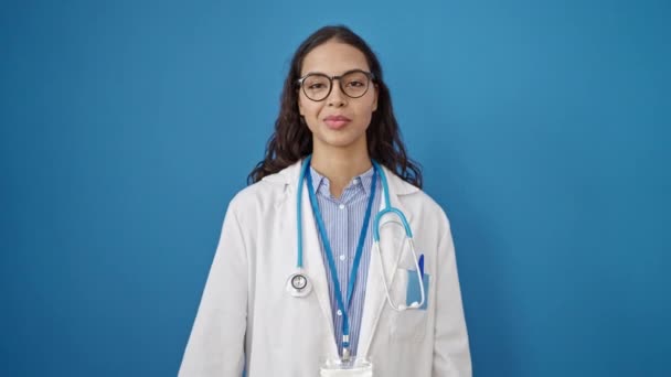 Junge Schöne Hispanische Ärztin Mit Brustkrebs Bewusstsein Rosa Schleife Über — Stockvideo