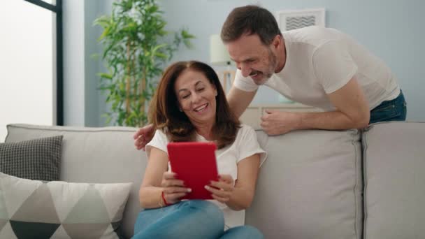 Mann Und Frau Sitzen Mit Touchpad Hause Auf Sofa — Stockvideo