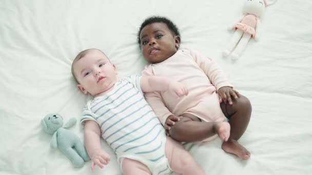 Dos Bebés Adorables Tumbados Cama Dormitorio — Vídeos de Stock