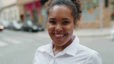 Sokakta kendine güvenen Afrikalı Amerikalı kadın gülümsüyor