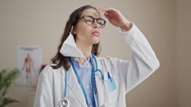 Klinikte tıbbi maske takan güzel İspanyol kadın doktor.