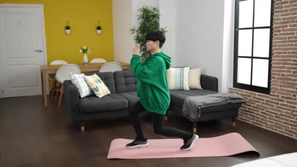 若いです中国の女性トレーニングヨガ練習立って家に — ストック動画