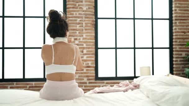 Латиноамериканка Средних Лет Сидящая Кровати Пижаме Спальне — стоковое видео