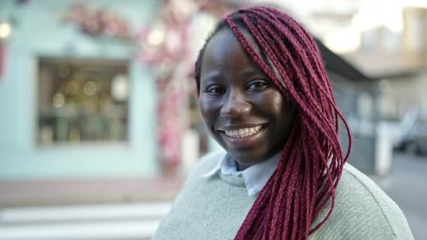 Afrikanerin Mit Geflochtenem Haar Lächelt Selbstbewusst Auf Der Straße — Stockvideo
