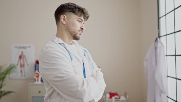 Jovem Árabe Homem Médico Com Braços Cruzados Gesto Relaxado Expressão — Vídeo de Stock