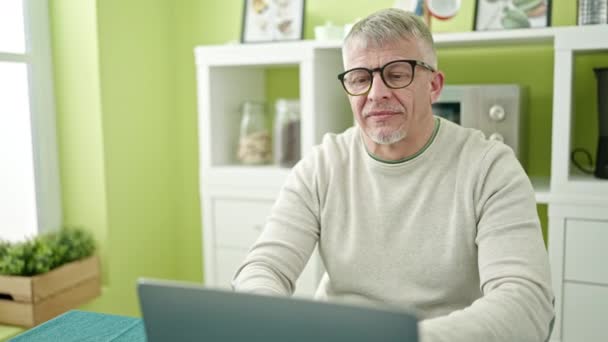 Homem Cabelos Grisalhos Meia Idade Usando Laptop Sentado Mesa Casa — Vídeo de Stock