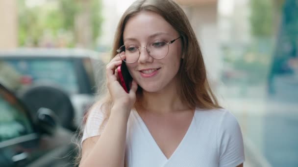 Mujer Rubia Joven Sonriendo Confiada Hablando Teléfono Inteligente Calle — Vídeos de Stock