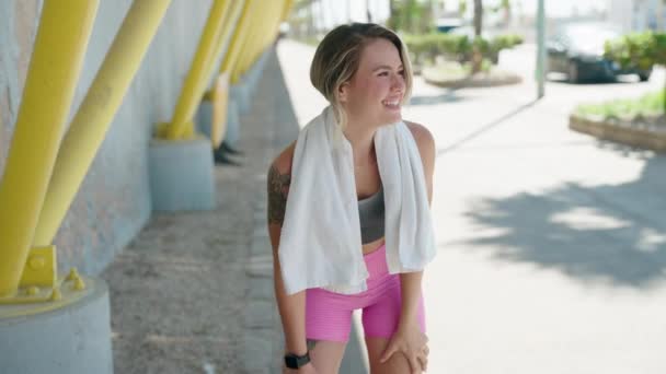Sokakta Spor Kıyafetleri Giyen Genç Sarışın Kadın Yorgun Düşmüş — Stok video