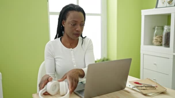 Afro Amerikaanse Vrouw Met Behulp Van Laptop Koptelefoon Zittend Tafel — Stockvideo
