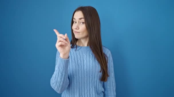 Jonge Kaukasische Vrouw Zeggen Nee Met Vinger Geïsoleerde Blauwe Achtergrond — Stockvideo