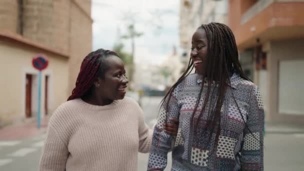 两名非洲裔美国妇女在街上自信地说话 — 图库视频影像