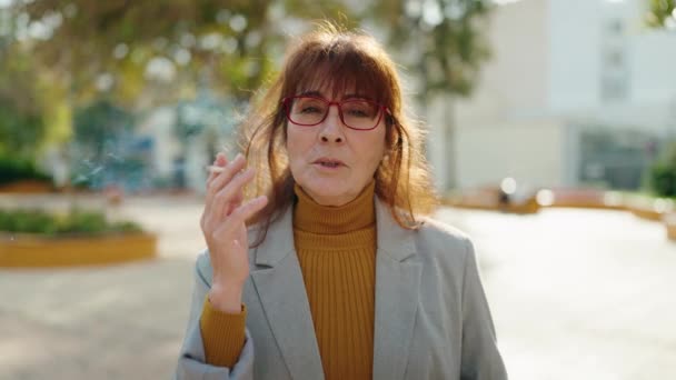 Medelålders Kvinna Företagsledare Rökning Cigarett Gör Negativ Gest Parken — Stockvideo