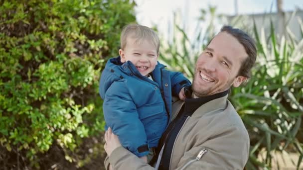 Pai Filho Sorrindo Confiantes Abraçando Uns Aos Outros Parque — Vídeo de Stock