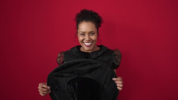 Cadı Kostümü Giyen Afrikalı Amerikalı Kadın Izole Edilmiş Kırmızı Arka — Stok video