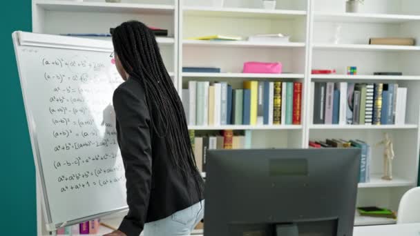 Wanita Afrika Amerika Guru Mengajar Matematika Menggunakan Komputer Kelas Universitas — Stok Video