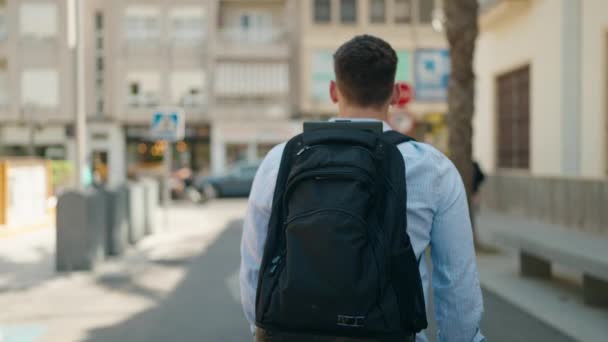 Νεαρός Ισπανός Φοιτητής Φορώντας Σακίδιο Περπατώντας Στο Δρόμο — Αρχείο Βίντεο