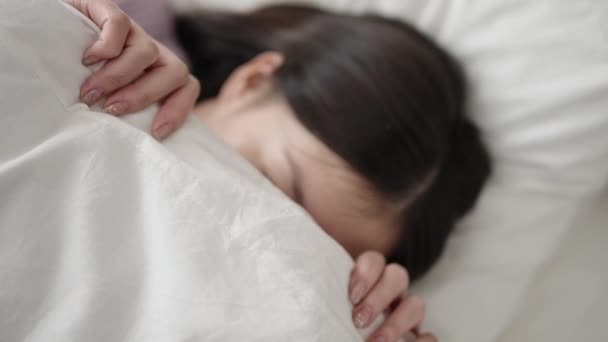 Молодая Китаянка Лежит Кровати Покрывая Рот Простыней Спальне — стоковое видео