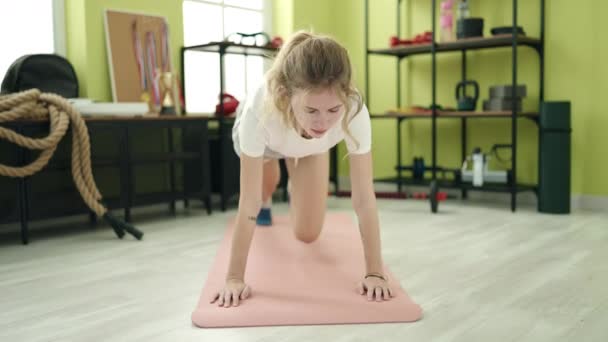 Junge Blonde Frau Trainiert Beingymnastik Sportzentrum — Stockvideo
