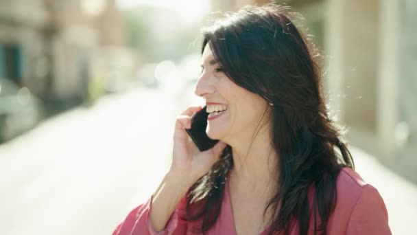 Hiszpanka Średnim Wieku Uśmiecha Się Pewnie Rozmawiając Przez Telefon Ulicy — Wideo stockowe