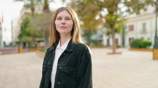 Fiatal Fehér Mosolyogva Magabiztosan Áll Keresztbe Tett Kézzel Gesztussal Parkban — Stock videók