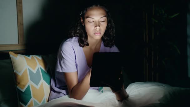 Ung Afrikansk Amerikansk Kvinna Med Touchpad Sittande Sängen Sovrummet — Stockvideo