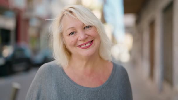 Blonde Frau Mittleren Alters Lächelt Selbstbewusst Auf Der Straße — Stockvideo