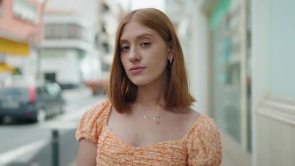Jonge Roodharige Vrouw Glimlachen Zelfverzekerd Dragen Bril Straat — Stockvideo