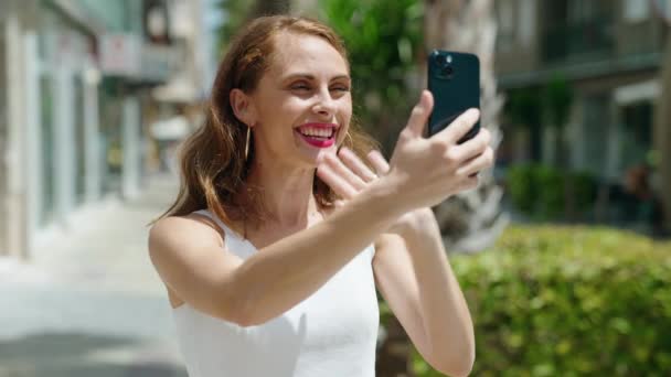 Nuori Kaunis Latino Nainen Hymyilee Luottavainen Ottaa Video Soittaa Kadulla — kuvapankkivideo