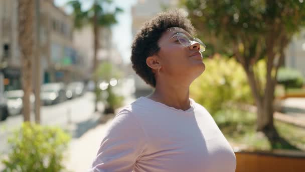 Африканская Американка Улыбается Уверенно Дыша Парке — стоковое видео