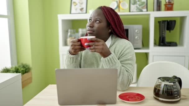 Mulher Africana Com Cabelo Trançado Usando Laptop Beber Café Sala — Vídeo de Stock