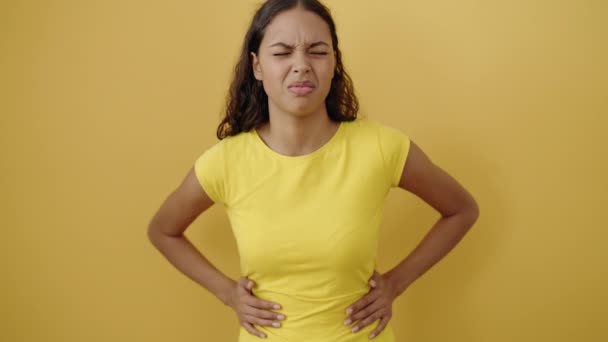 Mujer Afroamericana Joven Que Sufre Dolor Estómago Pie Sobre Fondo — Vídeos de Stock