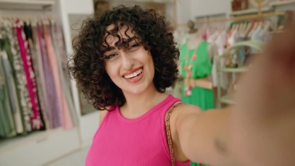 若い中東の女性の顧客笑顔自信を持ってビデオ通話で衣料品店 — ストック動画