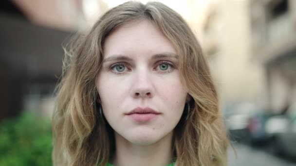 Ung Blond Kvinna Ler Säker Stående Gatan — Stockvideo