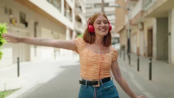 Joven Pelirroja Escuchando Música Bailando Calle — Vídeos de Stock