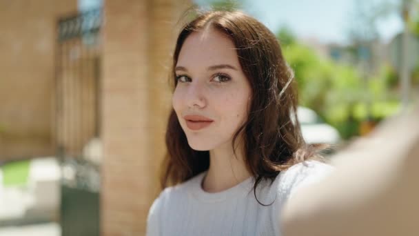Młoda Kobieta Uśmiecha Się Pewnie Robiąc Selfie Przed Kamerą Ulicy — Wideo stockowe