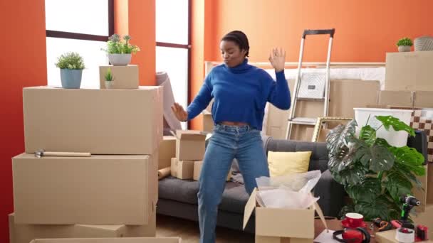 Afroamericano Donna Sorridente Sicuro Ballando Nuova Casa — Video Stock