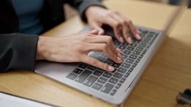 Ofisteki klavyede bilgisayar kullanan genç ve güzel bir İspanyol kadın.