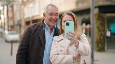 Orta yaşlı çift gülümsüyor. Kendilerine güveniyorlar.