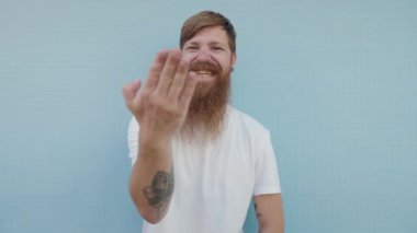 Genç kızıl saçlı, kendine güveni tam bir erkek.