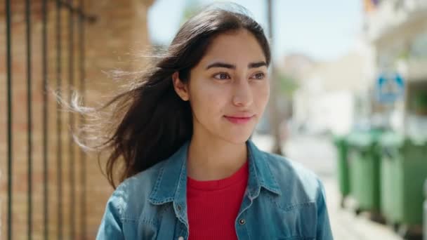 Jong Hispanic Meisje Glimlachen Zelfverzekerd Staan Straat — Stockvideo