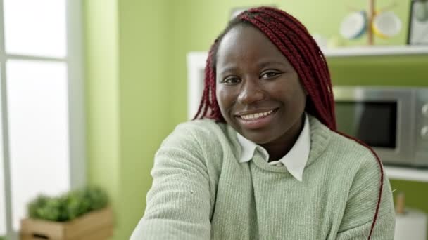 Mujer Africana Con Pelo Trenzado Sosteniendo Galleta Sentada Mesa Comedor — Vídeos de Stock