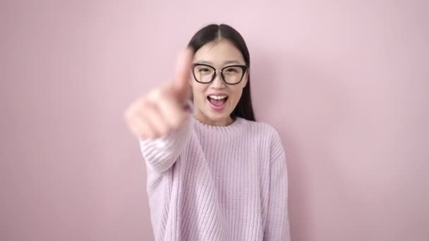 Ung Kinesisk Kvinna Ler Säker Gör Tecken Med Tummen Upp — Stockvideo
