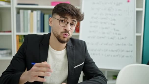 Mladý Arabský Muž Výuka Matematiky Sedí Stole Univerzitě Učebny — Stock video