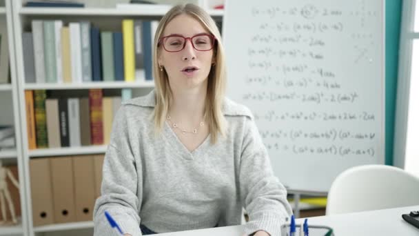 Junge Blonde Frau Die Mathematik Lehrt Sitzt Schreibtisch Der Bibliothek — Stockvideo
