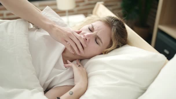Jeune Femme Blonde Couchée Sur Lit Dormant Dans Chambre — Video