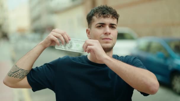 Молодий Іспаномовний Чоловік Зламав Банкноту 100 Доларів Вулиці — стокове відео