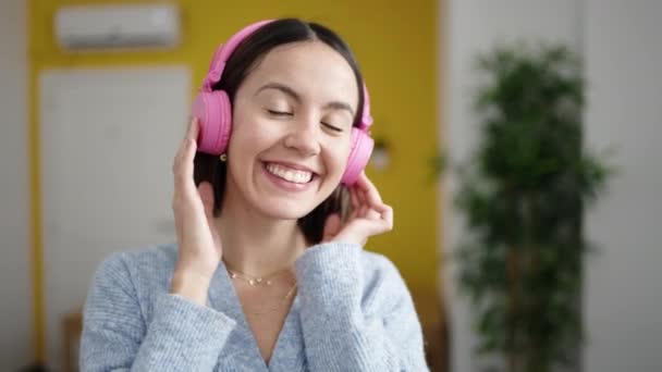 Ung Vacker Latinamerikansk Kvinna Lyssnar Musik Som Står Hemma — Stockvideo